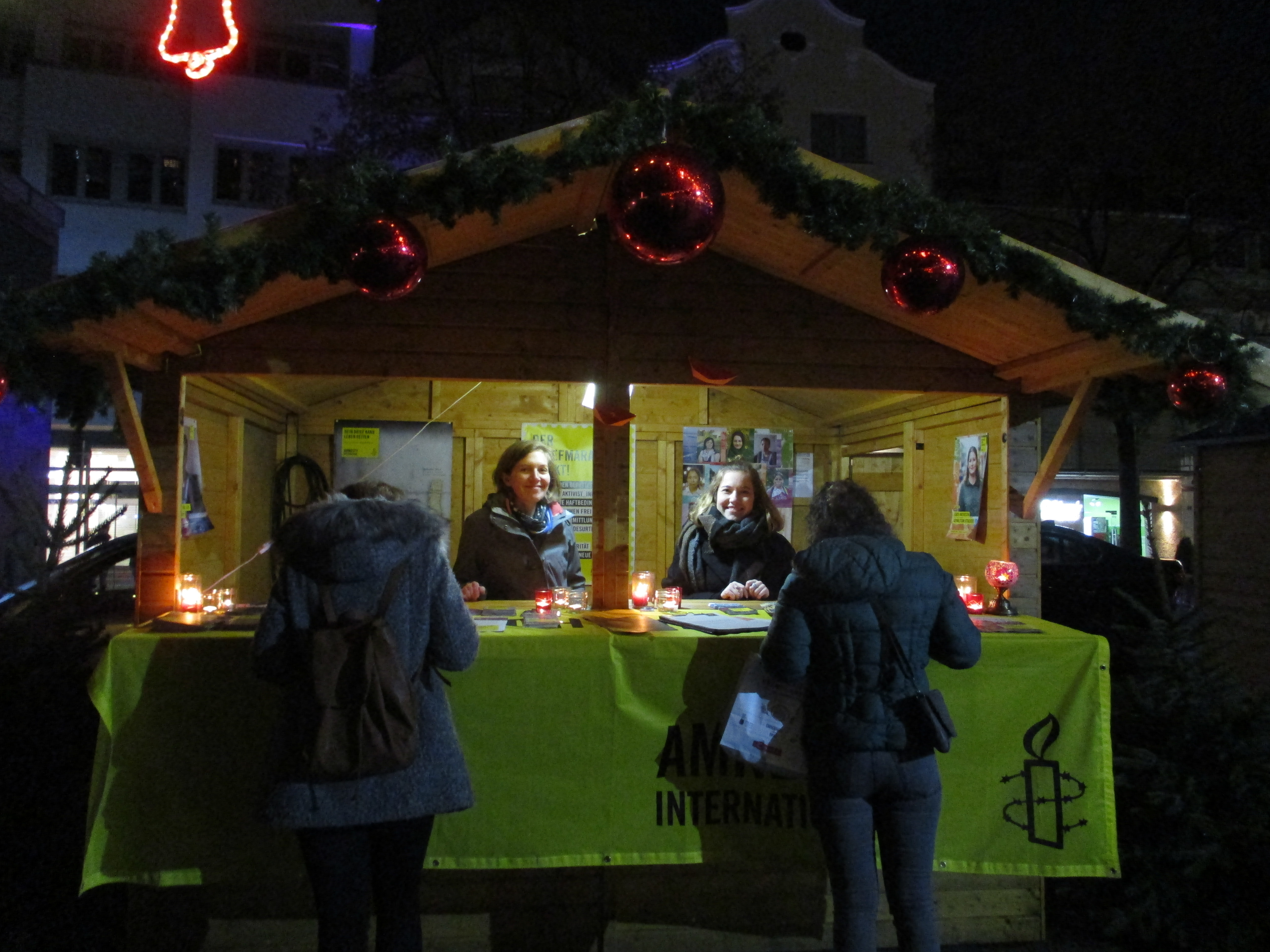Amnesty Stand auf dem Weihnachtsmarkt der Kulturen in Trier im Dezember 2018