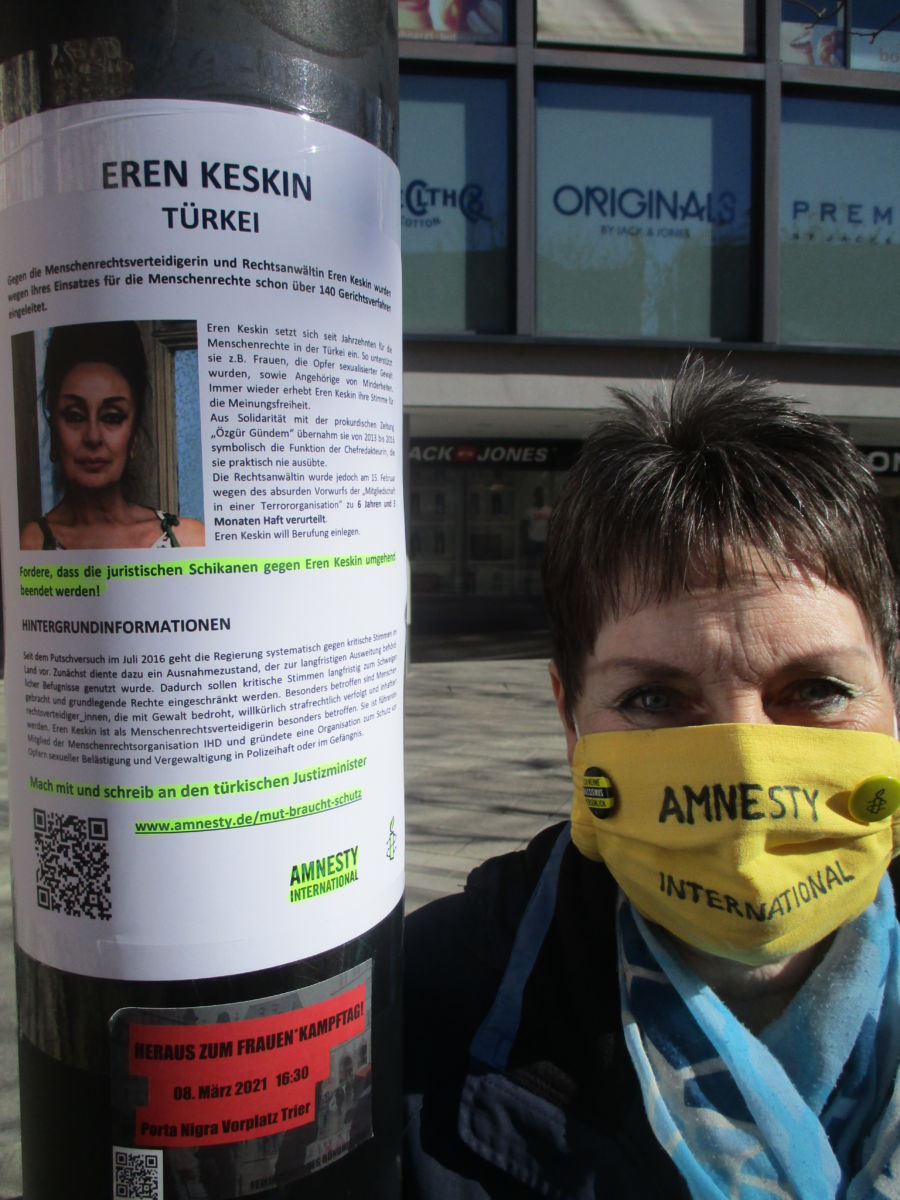 Plakataktion in der Trierer Innenstadt zum Internationalen Frauentag